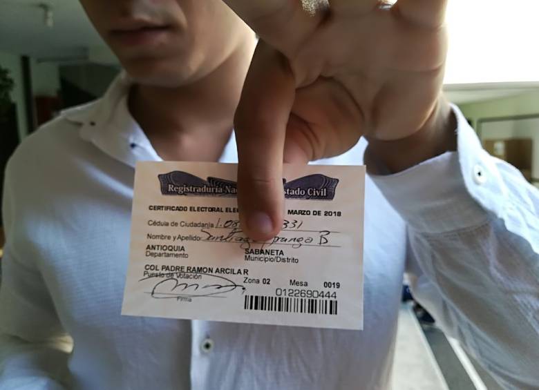 El certificado electoral es entregado por los jurados de votación. FOTO MANUEL SALDARRIAGA