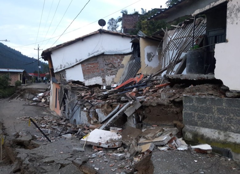 Las casas que colapsaron ya habían sido evacuadas. FOTO CORTESÍA