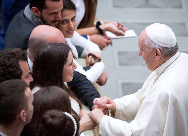 El papa Francisco lamentó hoy que quienes hacen la guerra en todo el mundo “no saben dominar sus propias pasiones”, al defender el cumplimiento de la Ley y de los mandamientos cristianos durante el Ángelus dominical. Foto: EFE.