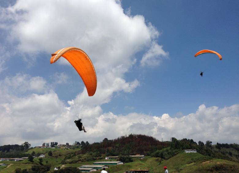 Los parapentistas sobrevuelan el cielo de San Félix. 