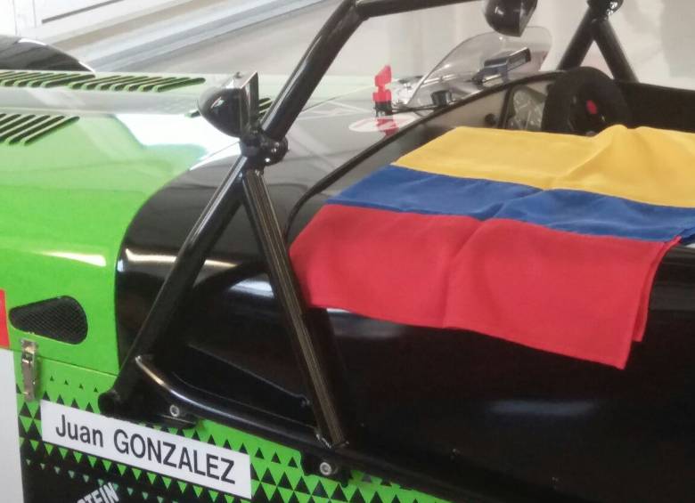 Juan Manuel exhibió orgulloso la bandera colombiana en Inglaterra, tierra de automovilistas.