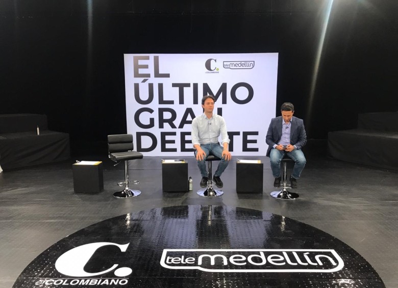 Los candidatos Daniel Quintero y Santiago Gómez que protagonizaron varios cara a cara durante el debate. FOTO ESTEBAN VANEGAS