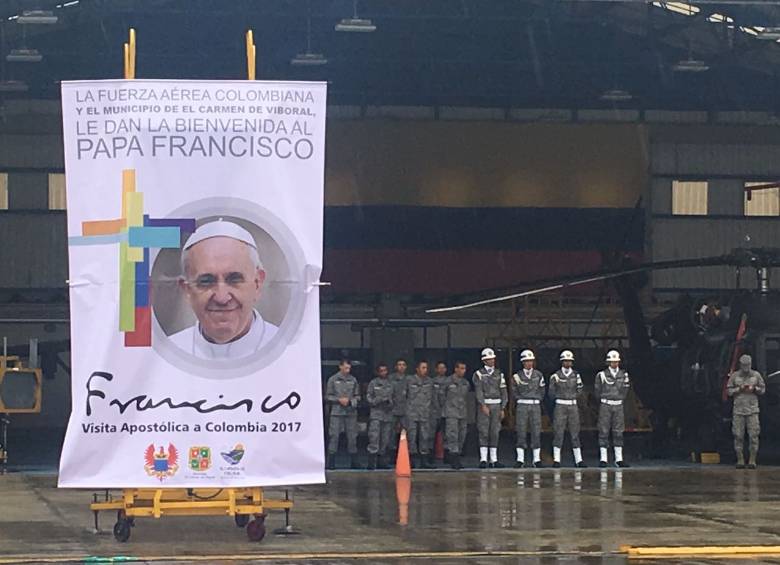 Oficiales de la Fuerza Aérea reciben al Papa en Rionegro