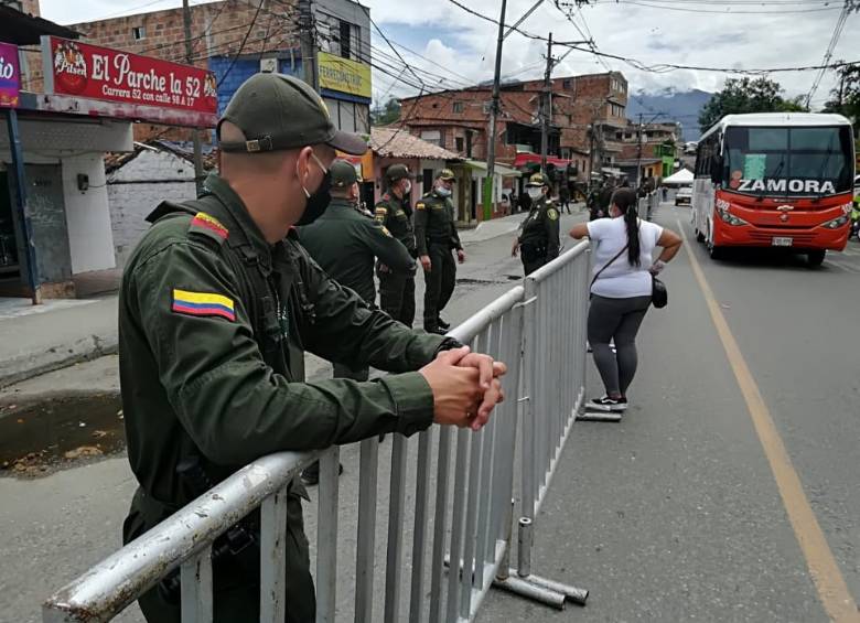 Controles a la entrada y salida del sector. FOTO MANUEL SALDARRIAGA