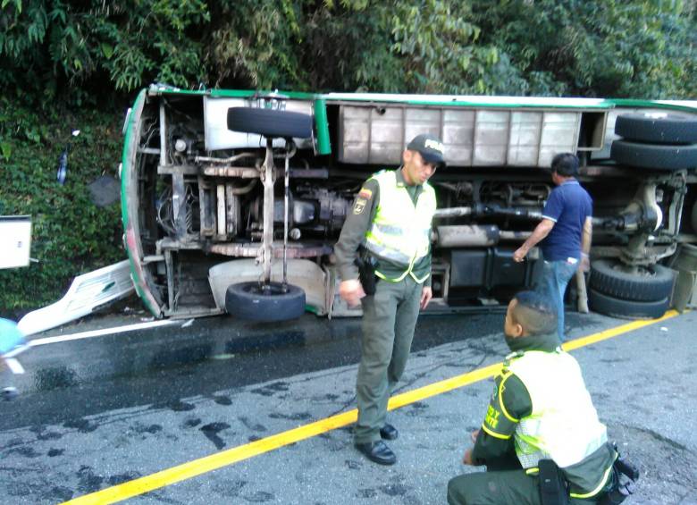 Así quedó el bus de servicios especiales, que transportaba un paseo de personas de la tercera edad. FOTO Cortesía