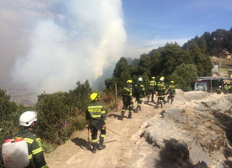 En este momento se encuentran 39 hombres en la zona del funicular de Monserrate para que puedan apagar las llamas. FOTO CORTESÍA