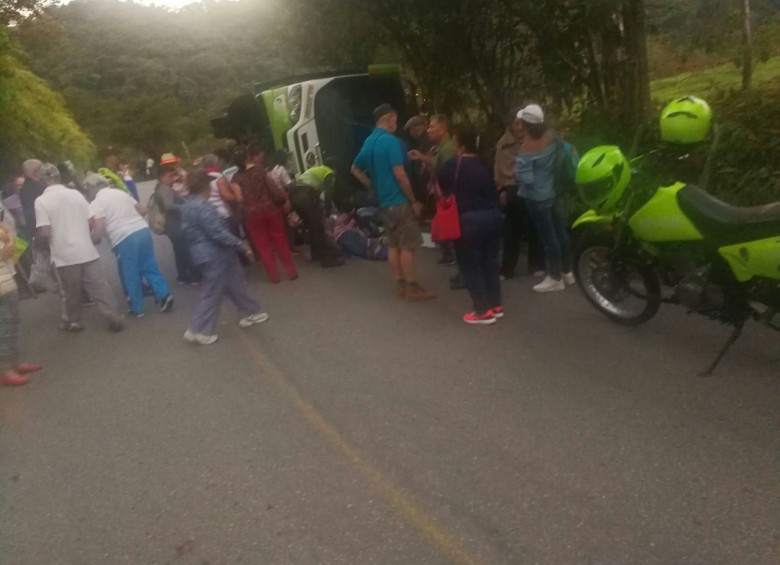 Cinco pasajeros pensionados resultaron heridos tras accidente en el norte de Antioquia. FOTO CORTESÍA 