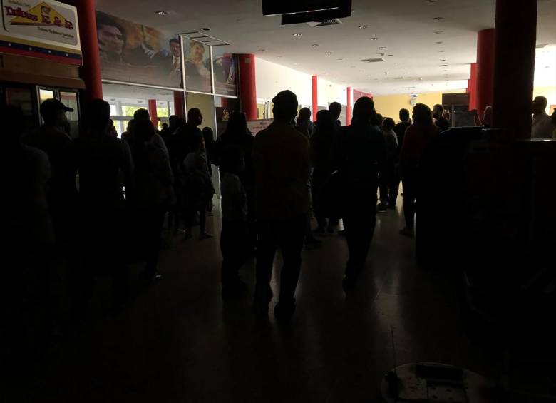 Decenas de personas pemanecen en el aeropuerto de Barquisimeto, tras la cancelación de todos los vuelos. FOTO AFP.