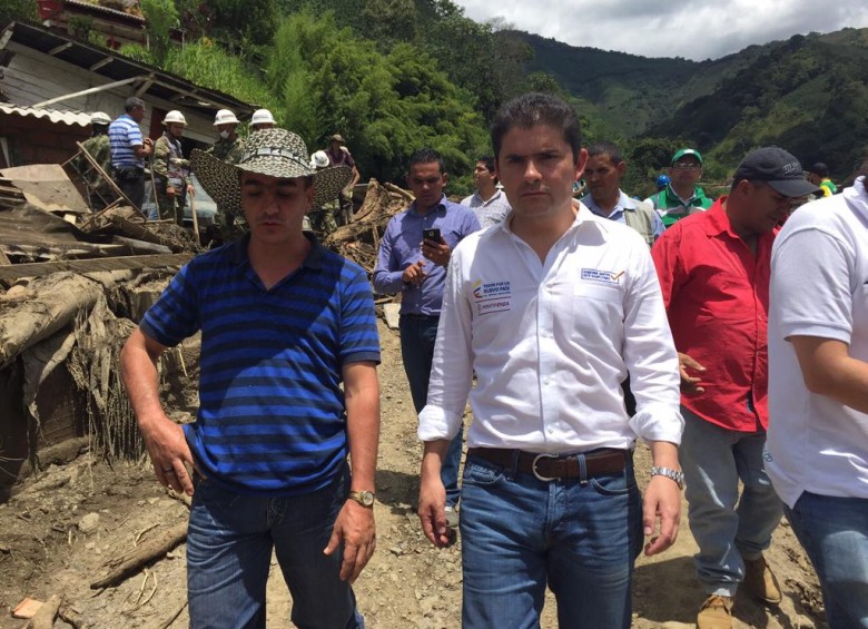 El ministro de Vivienda, Luis Felipe Henao, espera que la totalidad del servicio de agua potable sea restablecida este miércoles para los habitantes del municipio de Salgar. FOTO CORTESÍA