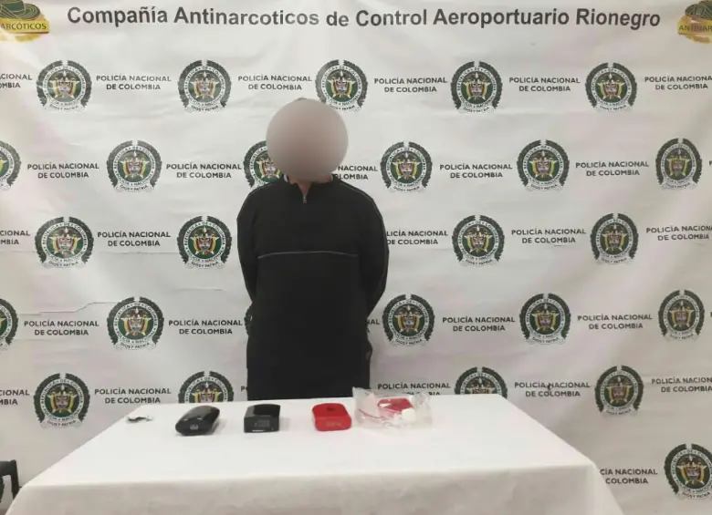 El hombre que transportaba la maleta fue capturado por las autoridades. FOTO COLPRENSA