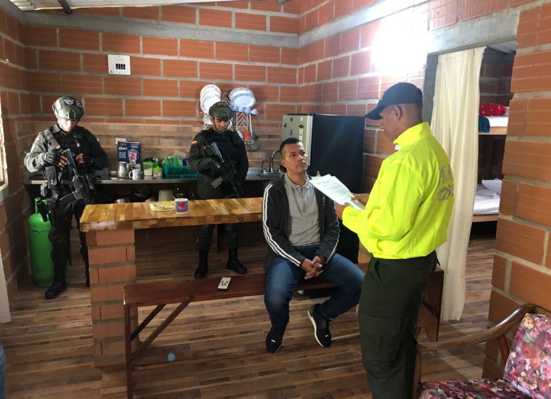 Carlos Mario Tuberquia Moreno, alias Nicolás, fue sorprendido por las autoridades en una finca ubicada en zona rural del municipio de San Rafael, Oriente de Antioquia. FOTO Cortesía policía
