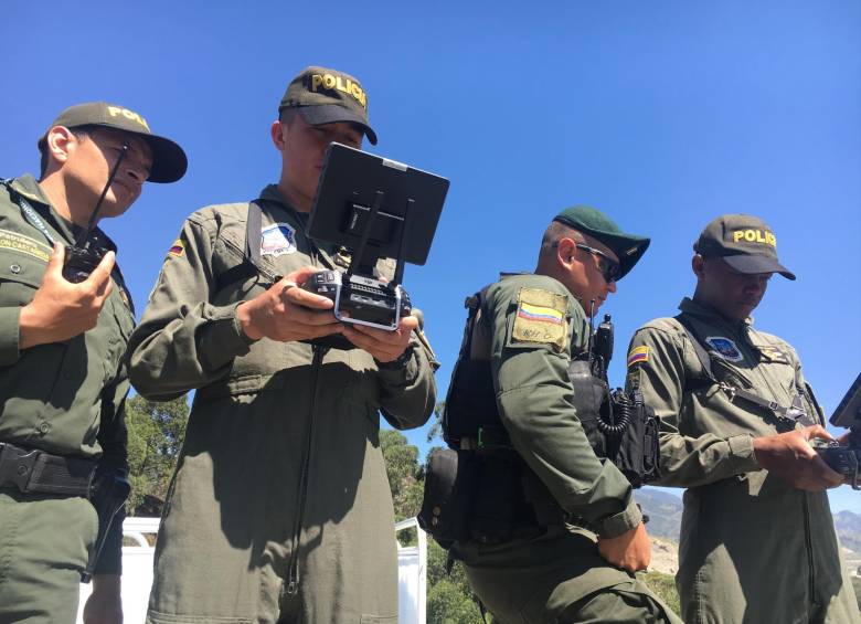La Policía capacitó a los técnicos que operan los drones para que no interfieran con el transporte aéreo de la región. FOTO CORTESÍA POLICÍA 