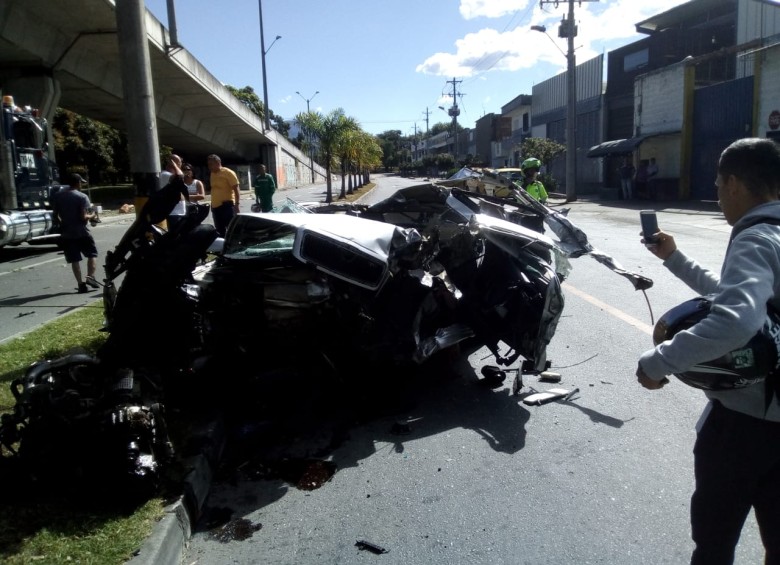 Video: el fatal accidente entre un carro y un camión parqueado