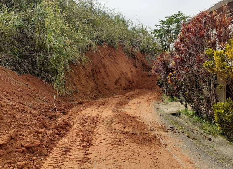 Esta es la vía afectada por el derrumbe en la vereda Pueblo Rico, de Concordia, que impide la llegada del gas a Urrao. FOTO FACEBOOK LUIS ÁNGEL VÉLEZ
