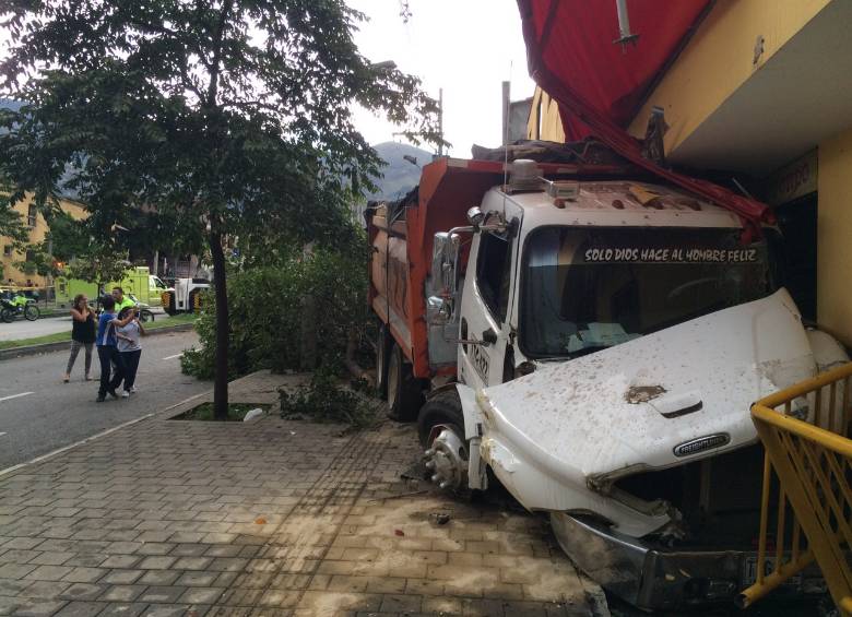 Una persona atrapada y varios heridos dejó un accidente que se presentó en la tarde de este miércoles cerca a la estación Hospital del Metro. FOTO CORTESÍA