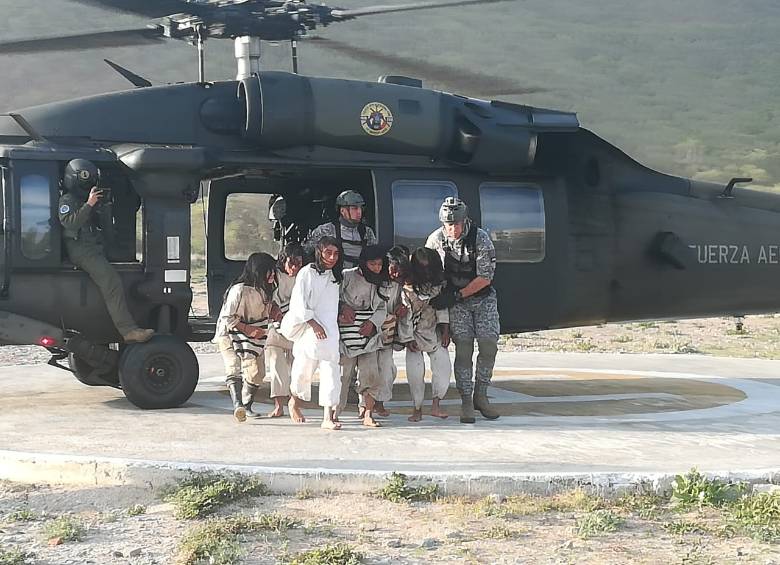 Los indígenas fueron llevados por la Fuerza Aérea a un centro asistencial en Santa Marta. FOTO Colprensa.