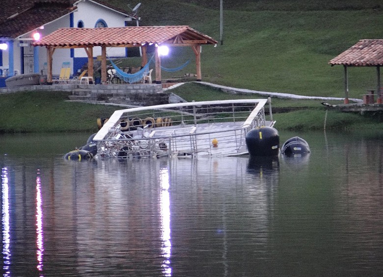 El domingo 2 de julio, organismos de socorro y la Armada lograron reflotar la totalidad del barco El Almirante y trasladarlo a un lugar menos profundo de la represa de Guatapé, para adelantar las investigaciones del naufragio que dejó nueve personas fallecidas. FOTO cortesía