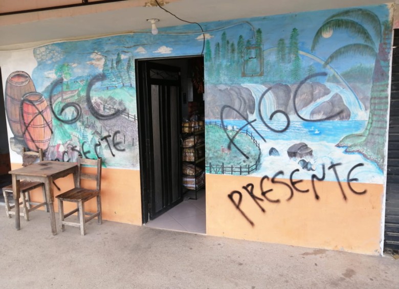 Varios establecimientos comerciales fueron afectados por los grafitis de la banda criminal. FOTO: CORTESÍA DE GUARDIANES ANTIOQUIA.