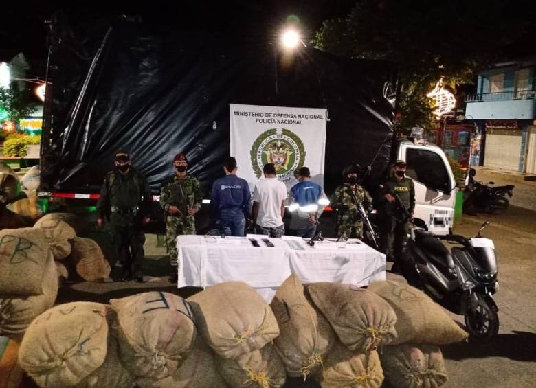 Además de recuperar la carga de café, a los sujetos se les incautaron armas y municiones, según la Policía. FOTO CORTESÍA