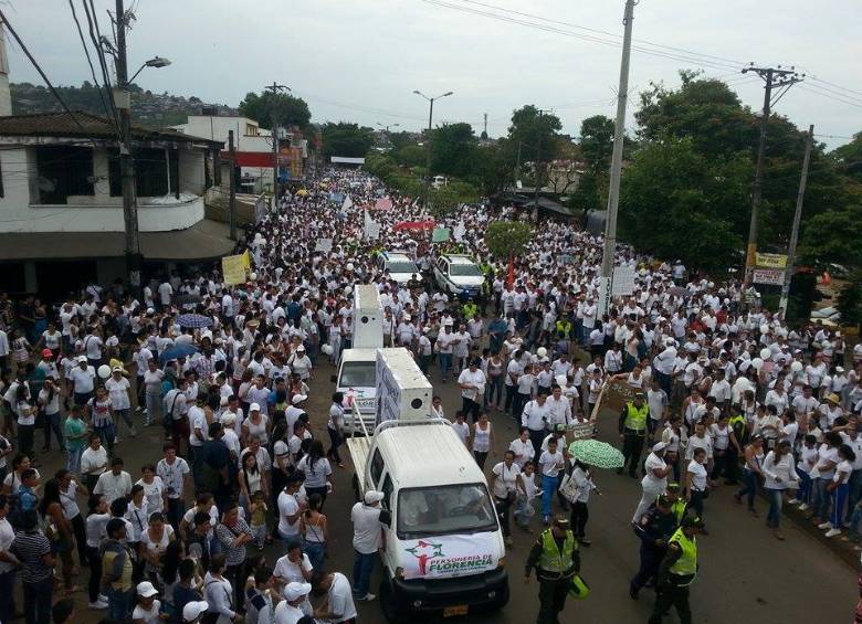 Con camisetas, pañuelos y flores blancas, los habitantes de Florencia en el Caquetá salieron a las calles. FOTO Camilo Muñoz @Camuntor