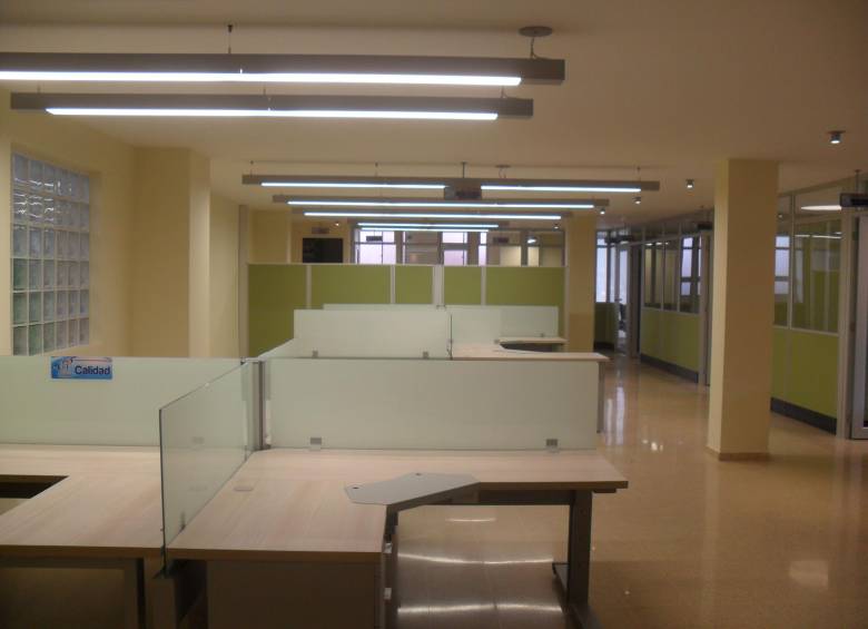Así lucía y así quedó una de las varias salas de la ESE Hospital San Juan de Dios de Titiribí, Suroeste antioqueño, que fue adecuada con recursos de la Gobernación de Antioquia. FOTO cortesía