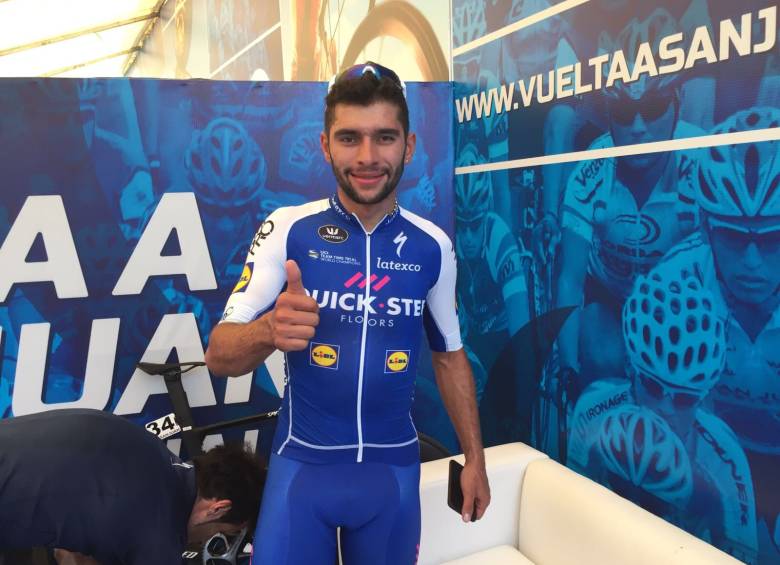 Gaviria estrenó el jersey azul de líder y lo defenderá en la segunda etapa con 4 segundos sobre Viviani y 6 respecto a Marini. FOTO Twitter @quickstepteam