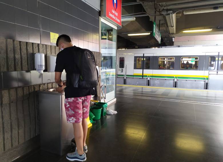 Entre las nuevas acciones se cuenta la instalación de 19 puntos de lavados de manos en las principales estaciones de la red del Metro.