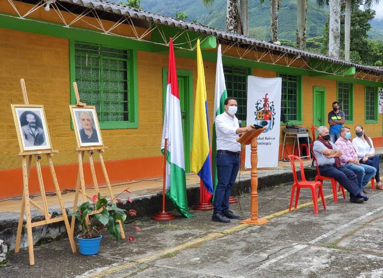 La placa fue instalada en la Institución Educativa Rural Farallones, con permiso de su rector. Foto: Cortesía Secretaría Educación Ciudad Bolívar