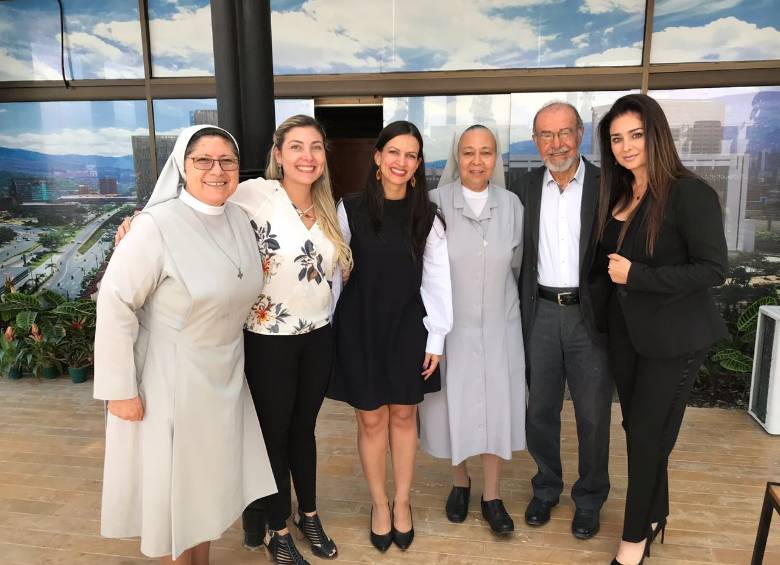 Ana María Palomino, Juliana Cardona, Maria Fernanda Galeón, Aída Orobio, Gustavo Nieto Roa y Linda Lucía Callejas. Foto: Alcaldía de Medellín