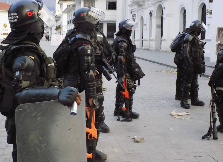 Luego de una jornada pacífica de marchas por las principales vías de Popayán, encapuchados y miembros del Esmad se enfrentaron en el parque principal. FOTO COLPRENSA.