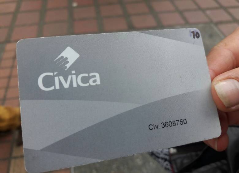Esta es la tarjeta cívica gris que servirá para reemplazar temporalmente a los tiquetes en algunas rutas integradas. FOTO MAURICIO PALACIO