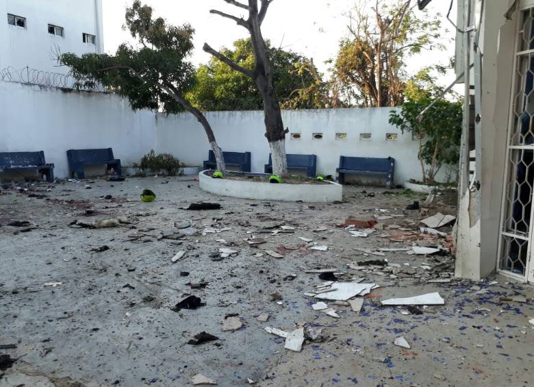 Así quedó el patio de la estación de Policía, donde los uniformados hacían su formación el día del atentado. FOTO COLPRENSA