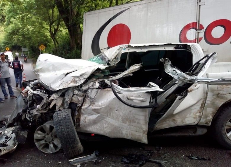 Aunque la camioneta quedó en pérdida total, no hubo lesionados en el accidente. FOTO: CORTESÍA 