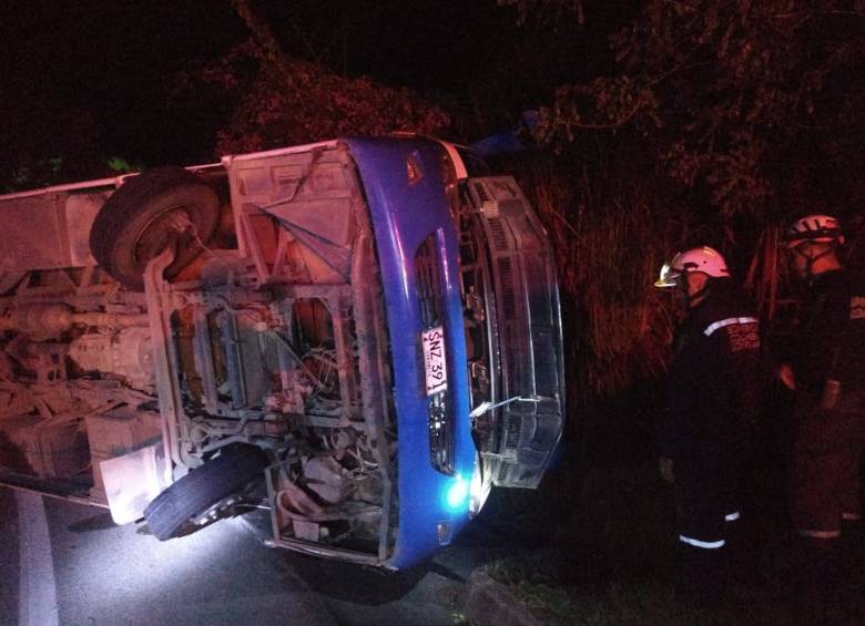 El accidente fue en la noche de este domingo. El bus venía hacia Medellín. Foto: Cortesía Bomberos Sopetrán