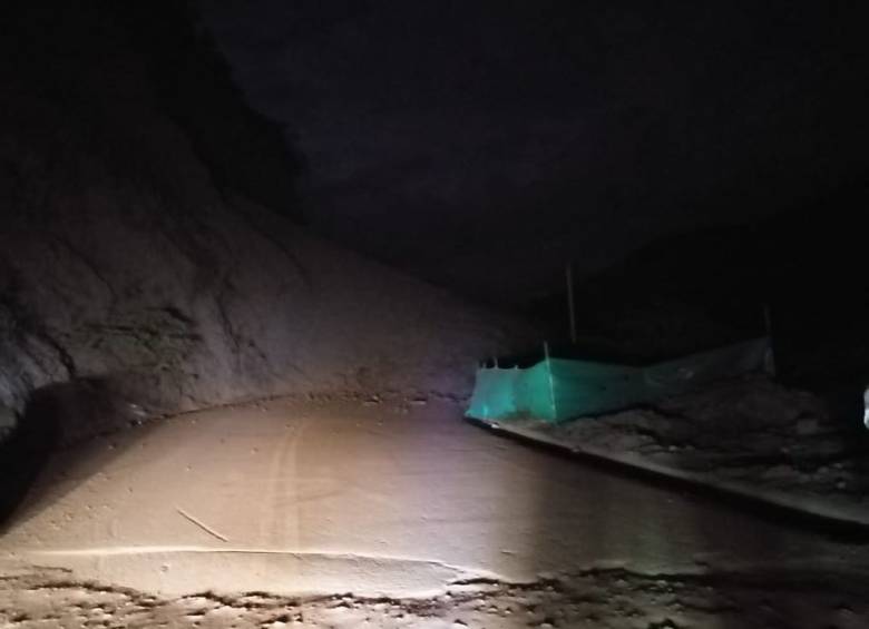 Este es el deslizamiento que taponó la vía en Peñas Blancas. FOTO TOMADA DEL FACEBOOK DE ELIANA MARÍA GUTIÉRREZ