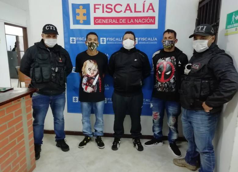 Miembros de “Los Pamplona” capturados la madrugada de este domingo. FOTO CORTESÍA FISCALÍA