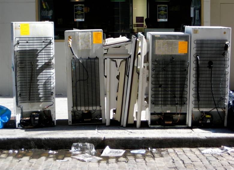 A veces en sitios inadecuados se desechan las neveras viejas o averiadas, creando un problema de contaminación. Ahora hay forma de deshacerse de ellas sin generar daño. FOTO J. Bary