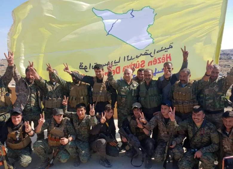 Un grupo de milicianos de las Fuerzas de Siria Democrática (FSD) celebran la conquista de Al Baguz. Foto: EFE.