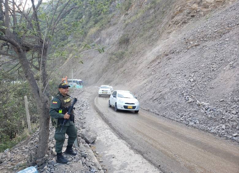 El paso a un carril funciona en ambos sentidos, por lo que la movilidad todavía es lenta en inmediaciones de Uramita, Antioquia. FOTO: cortesía.
