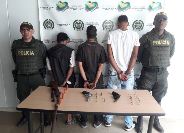 Tres personas capturadas por ataque sicarial en Bolombolo. Foto: Cortesía Policía Antioquia. 