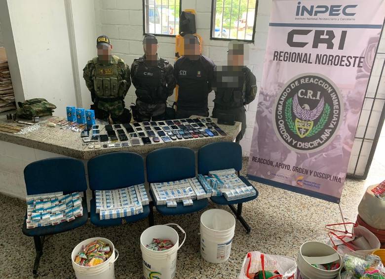 Las autoridades también incautaron papeletas de refresco en polvo, que eran revendidas irregularmente dentro del penal. FOTO Cortesía Ejército.