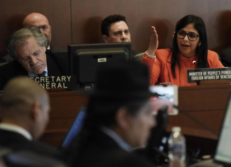 La ministra de Relaciones Exteriores de Venezuela Delcy Rodríguez (d) habla junto al secretario general de la Organización de Estados Americanos (OEA) Luis Almagro. FOTO EFE
