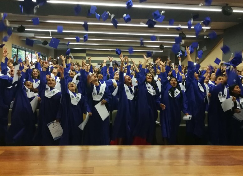 Los graduandos del Centro de Formación para la Paz y la Reconciliación -Cepar-, la noche del viernes 16 de junio, no pudieron ocultar su felicidad por haber logrado cumplir el ciclo educativo, lo que marca un nuevo rumbo para sus vida. FOTO cortesía cepar