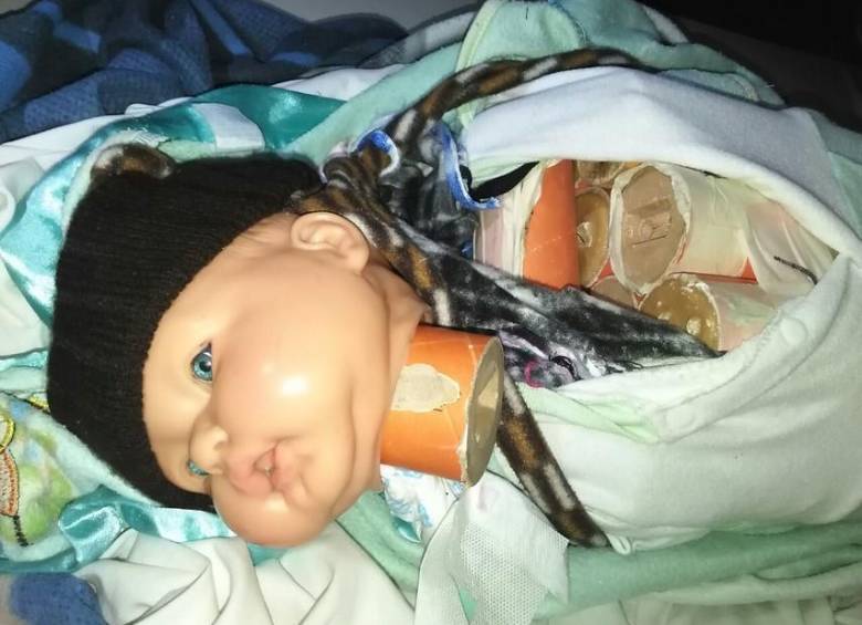 La mujer capturada transportaba un muñeco de juguete con 20 barras de explosivo pentolita que, al parecer, iban a ser utilizadas en un atentado terrorista. FOTO COLPRENSA