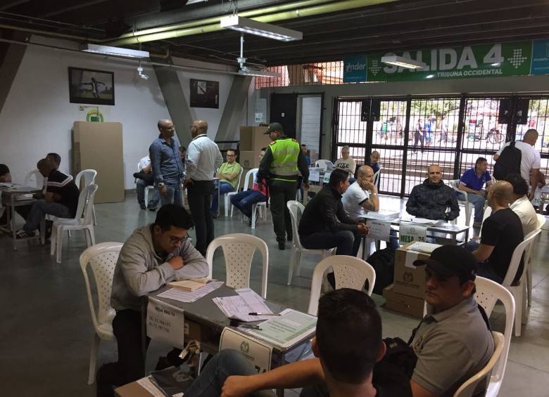 En el estadio Atanasio Girardot la afluencia de votantes no ha sido tan alta como en oportunidades anteriores, aunque se espera más participación durante el día. Foto Robinson Sáenz