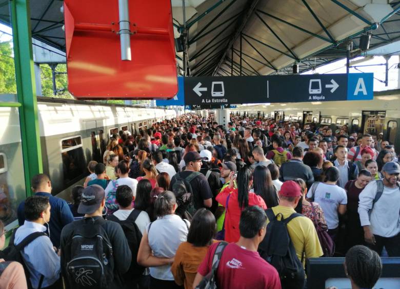 El contratiempo generó demora en la prestación del servicio en las estaciones de la Línea A del metro. FOTO CUENTA DE TWITTER @CRUIZT