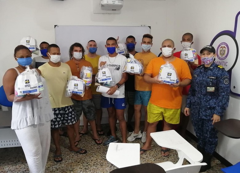En San Andrés los privados de la libertad recibieron su kit de aseo. FOTO Cortesía MinJusticia
