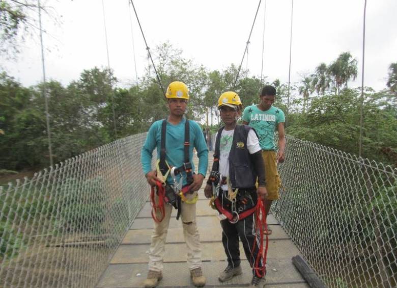 Unos cien turbeños trabajaron de manera voluntaria en la construcción del puente peatonal de la vereda Galilea. FOTO Cortesía 