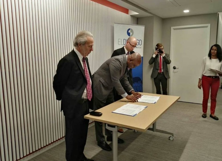 El ministro de ambiente, Luis GIlberto Murillo, fue el encargado de firmar ambos compromisos. FOTO Cortesía Minambiente.