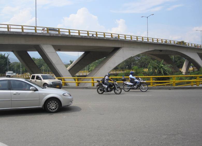 El primer obstáculo: la glorieta de La Aguacatala, una competencia con los buses, las motos y los carros. FOTO DANIEL PALACIO